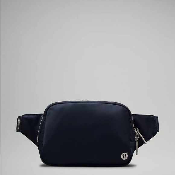 Lululemon Belt Bag 🔥SOLDOUT NWT🔥Everyday Large2L True Navy w/silver hardware - Picture 2 of 12
